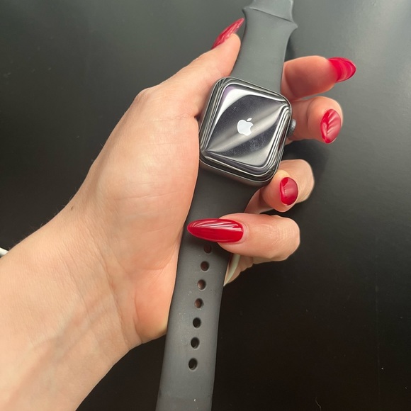 Apple Watch Series 4, 40mm - Picture 2 of 6